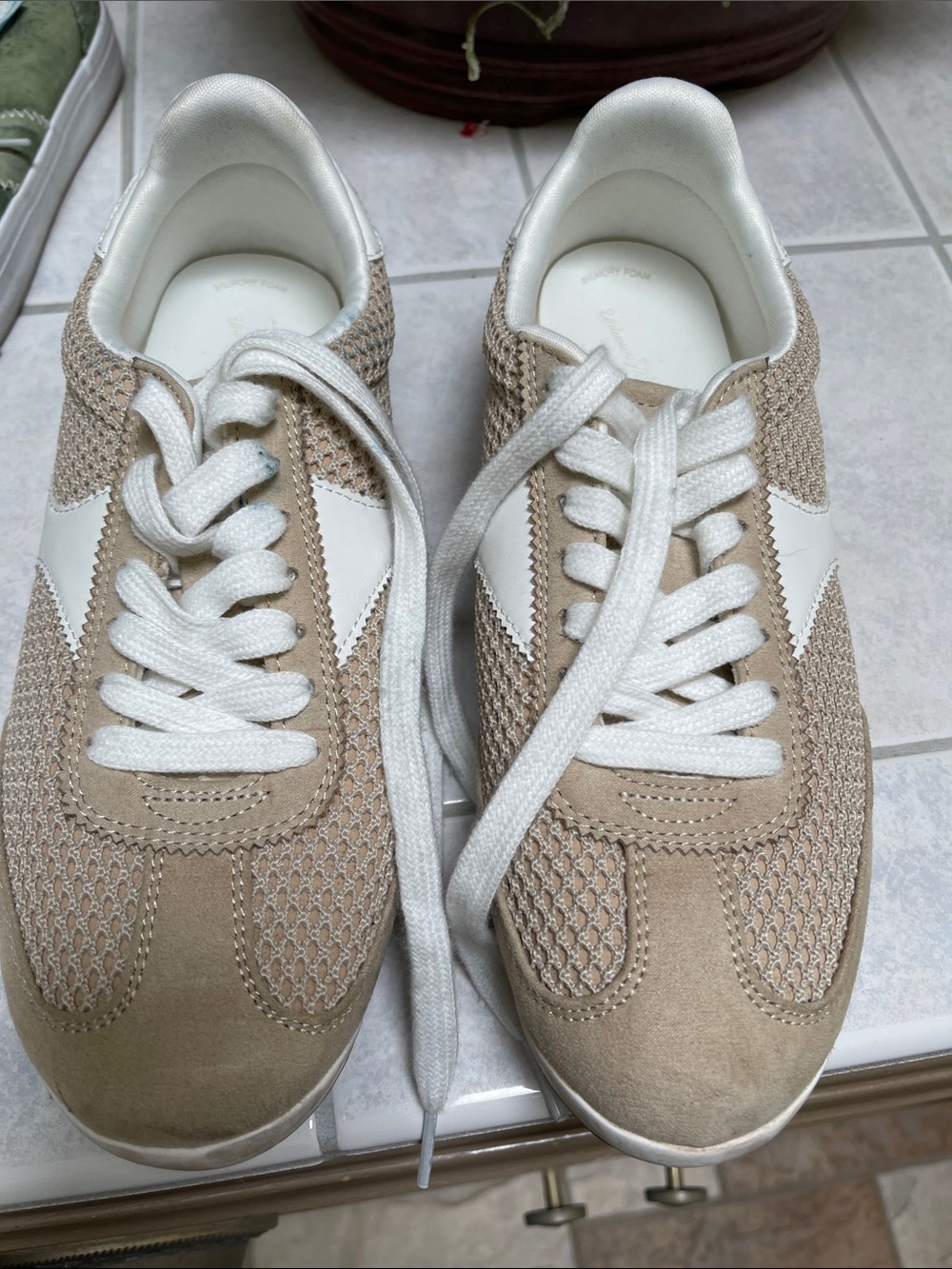 Universal Thread Beige & White Women's Athletic Sneakers